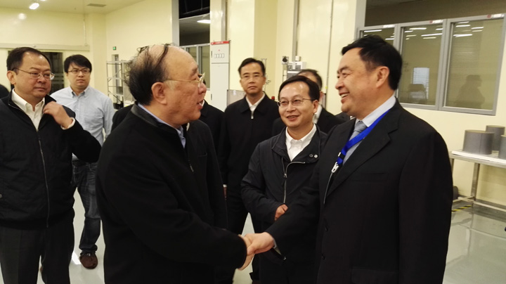 2重慶市市長(zhǎng)黃奇帆與趙振元同志親切交談，中立者為重慶超硅總經(jīng)理長(zhǎng)陳猛.jpg