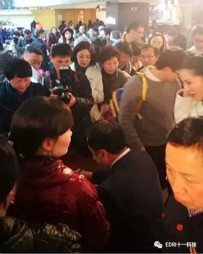 15-讀者排隊(duì)等候簽名，把趙振元圍得水泄不通.webp.jpg