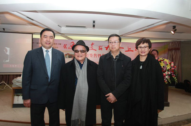 16-趙振元和四川人民出版社社長(zhǎng)黃立新、中外散文詩(shī)學(xué)會(huì)主席、著名作家海夢(mèng)親切合影.jpg