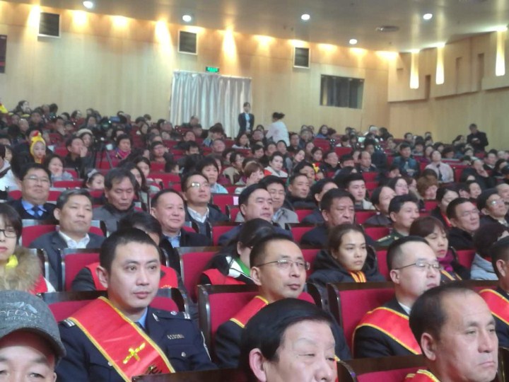 2-趙振元同志與袁三軍市委書記、市人大主任李明楨、市政協(xié)主席談得勝、駐鞏義部隊(duì)首長等一起觀看晚會(huì).jpg