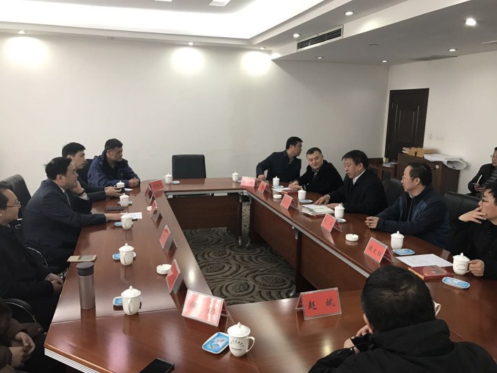 11-鞏義市委書記袁三軍、市人大主任李明楨、市政協(xié)主席談得勝、市委常委、市委辦主任朱軍、副市長劉軍杰、鞏東新區(qū)副主任劉亞濤等與太極實(shí)業(yè)董事長、十一科技法人代表趙振元、余才志、陳昌、何斌、趙斌、張松濤、趙遠(yuǎn)遠(yuǎn)、魏靜等會(huì)談.jpg