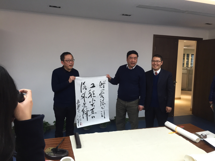 5-趙振元同志與愛德公司總經(jīng)理鄒克<div   id=