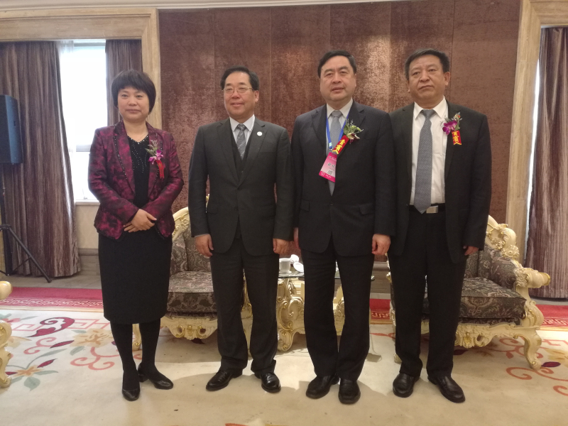 9-趙振元與袁三軍（右一）、孫淑芳（左一）、李中航（左二）親切合影.jpg