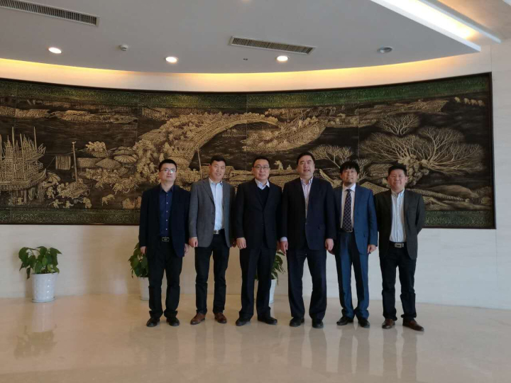 9-趙振元、周安舉、賀奎田、郭明偉與與中天集團(tuán)總裁薛馳、中天科技新能源產(chǎn)業(yè)鏈總經(jīng)理曹紅彬親切合影.jpg