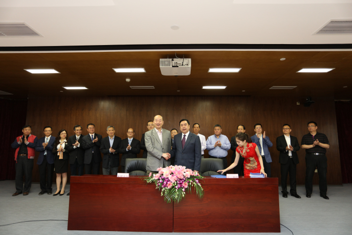 11-簽約成功，趙振元董事長(zhǎng)與傅文彪董事長(zhǎng)親切握手.jpg