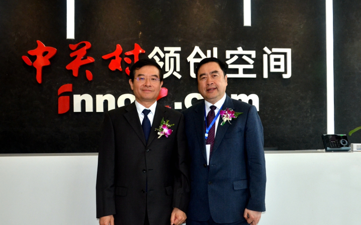 22-趙振元同志與成都市政協(xié)副主席、黨組副書記郝康理親切合影.jpg