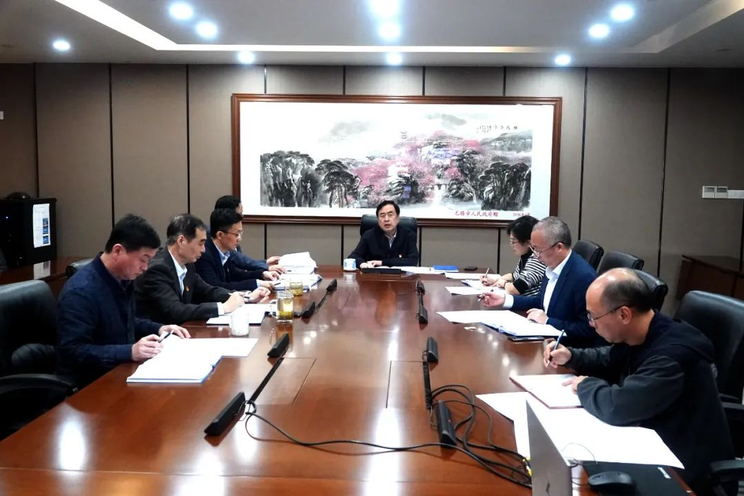 趙振元在黨委中心組學(xué)習(xí)二十大報(bào)告會(huì)上提出三個(gè)工作要點(diǎn)：第一堅(jiān)持十年來(lái)的正確路線；第二開(kāi)啟新的一百年征程；第三堅(jiān)持電子和新能源領(lǐng)域外開(kāi)辟更多新的賽道_副本.png